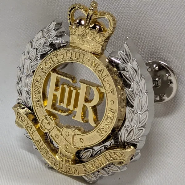 ROYAL AUSTRALIAN ENGINEERS UNIFORM CAP BADGE RAE - Image 2