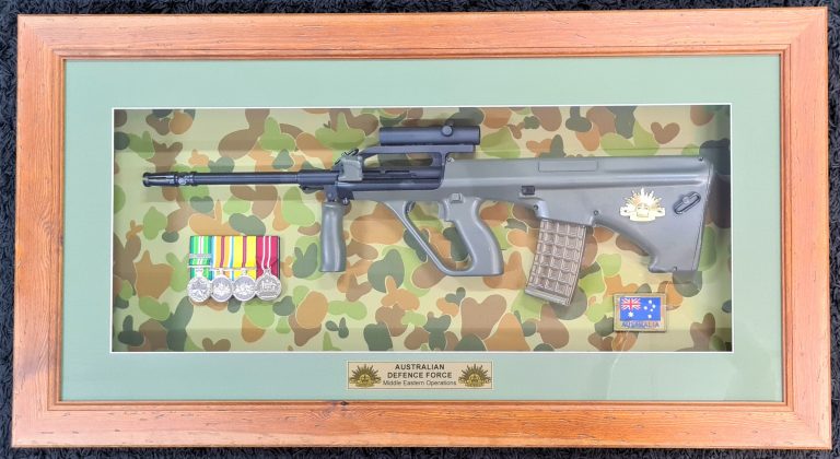 Framed 2000’s Australian Army ADF framed F88 Steyr rifle & medals - Image 2