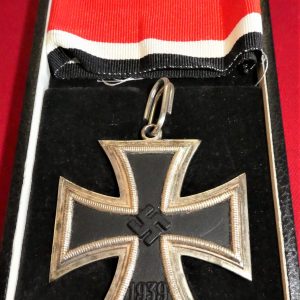 Very good copy of a WW2 German Knight’s Cross of the Iron Cross in case