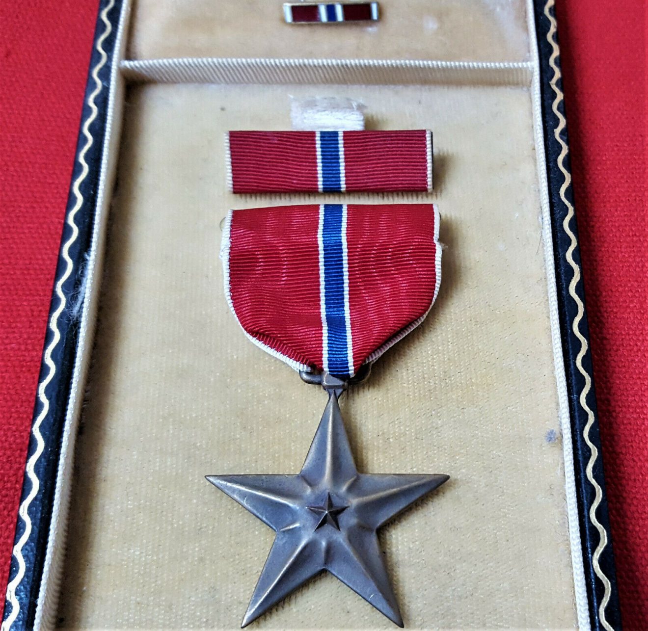 VINTAGE WW2 UNITED STATES AMERICA CASED BRONZE STAR MEDAL WITH RIBBON