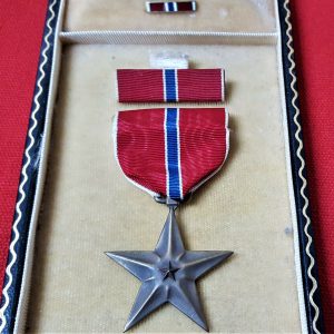 VINTAGE WW2 UNITED STATES AMERICA CASED BRONZE STAR MEDAL WITH RIBBON BARS