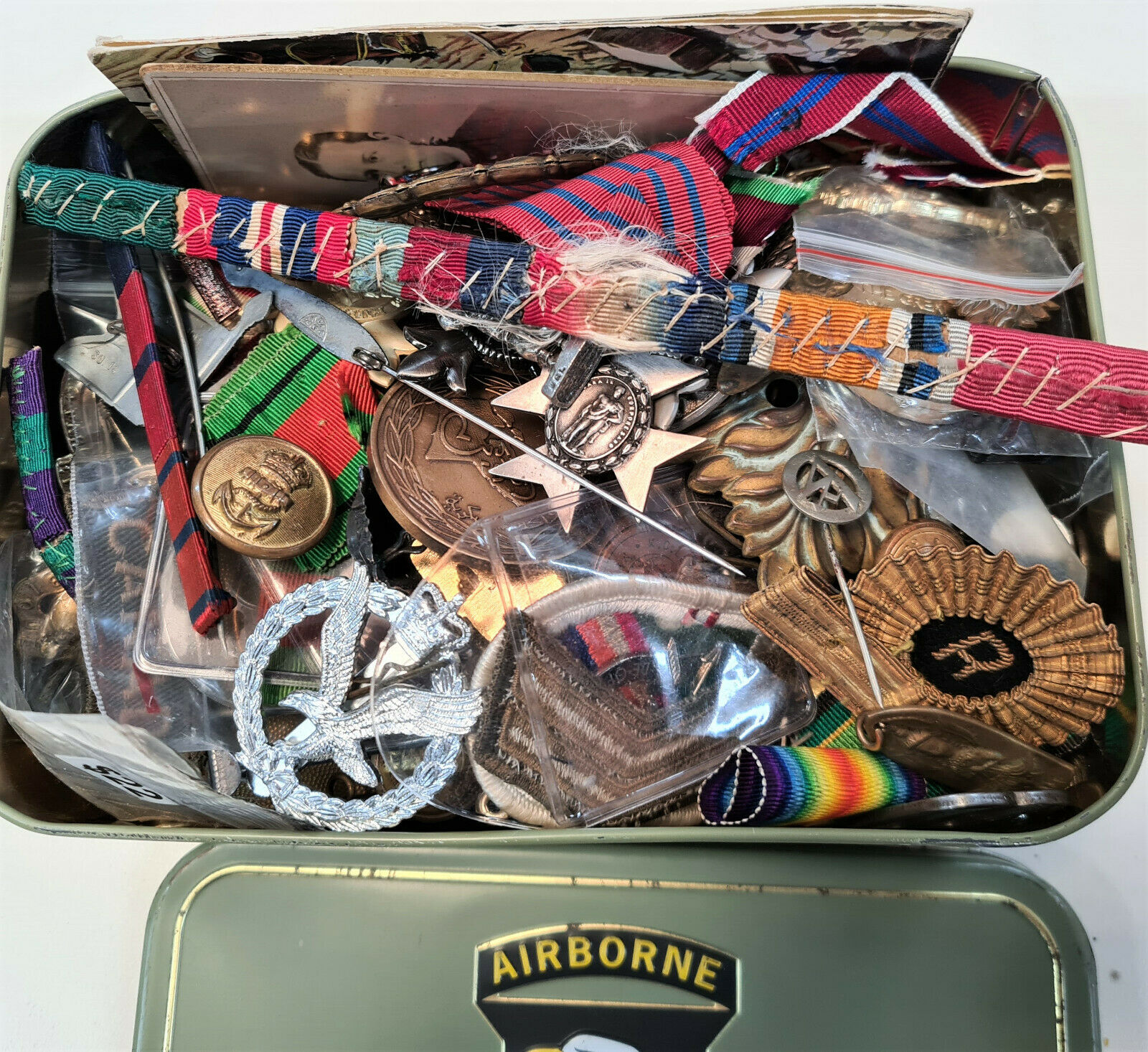 1.3kg AUSTRALIAN ARMY UNIFORM MEDALS BUTTONS & BADGES ASSORTED WW1 WW2