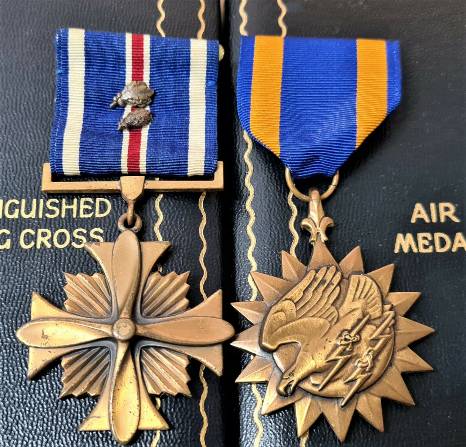WW2 ERA US ARMY AIR FORCE USAAF DISTINGUISHED FLYING CROSS & AIR MEDAL CASED SET JB Military