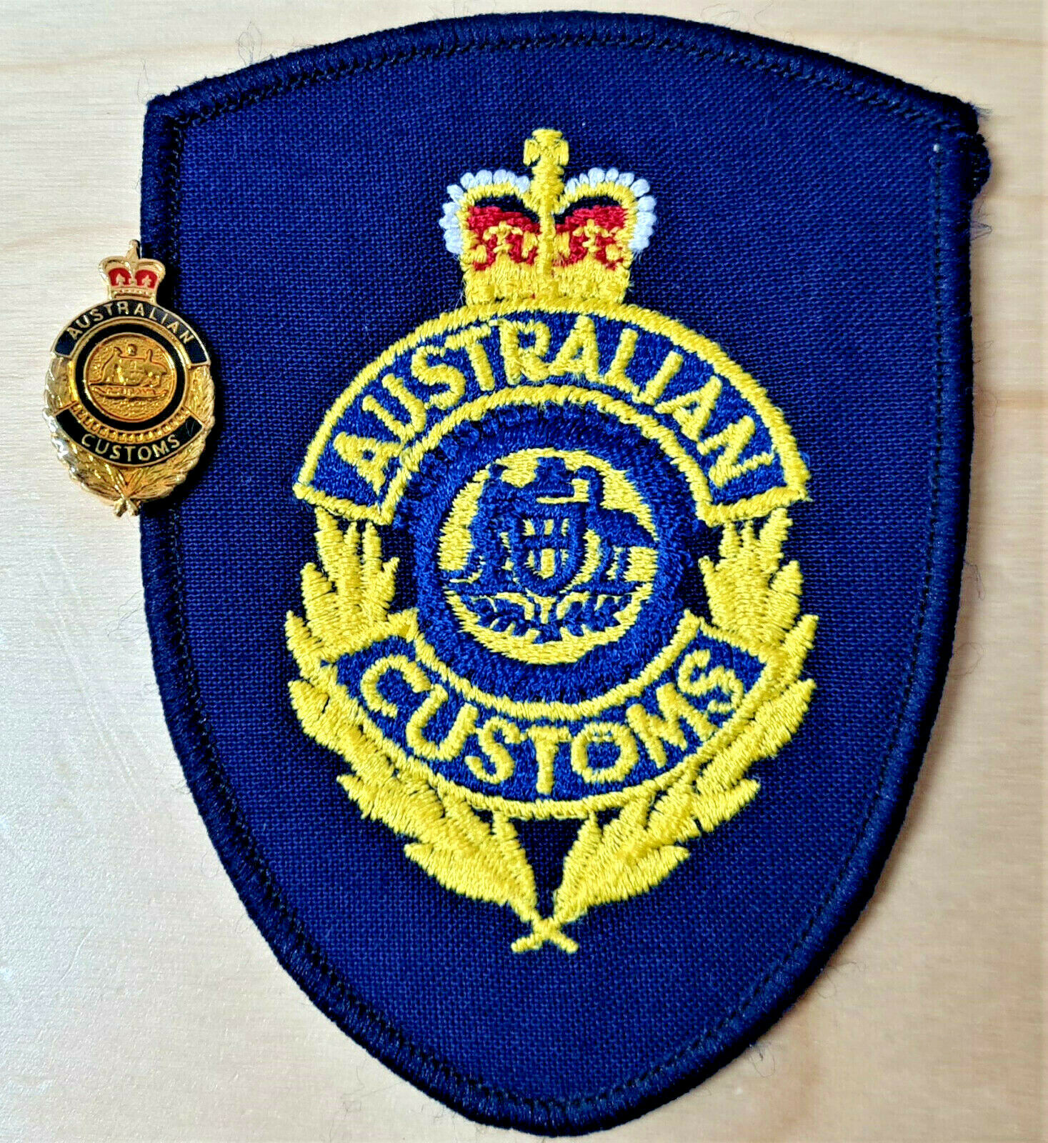 OBSOLETE 1980’S AUSTRALIAN CUSTOMS SERVICE UNIFORM PATCH & BADGE JB