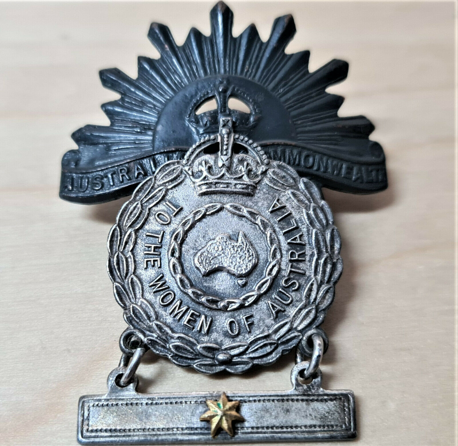 WW2 RAAF AUSTRALIA MOTHERS BADGE MEDAL & WW2 RISING SUN UNIFORM COLLAR BADGE JB Military Antiques