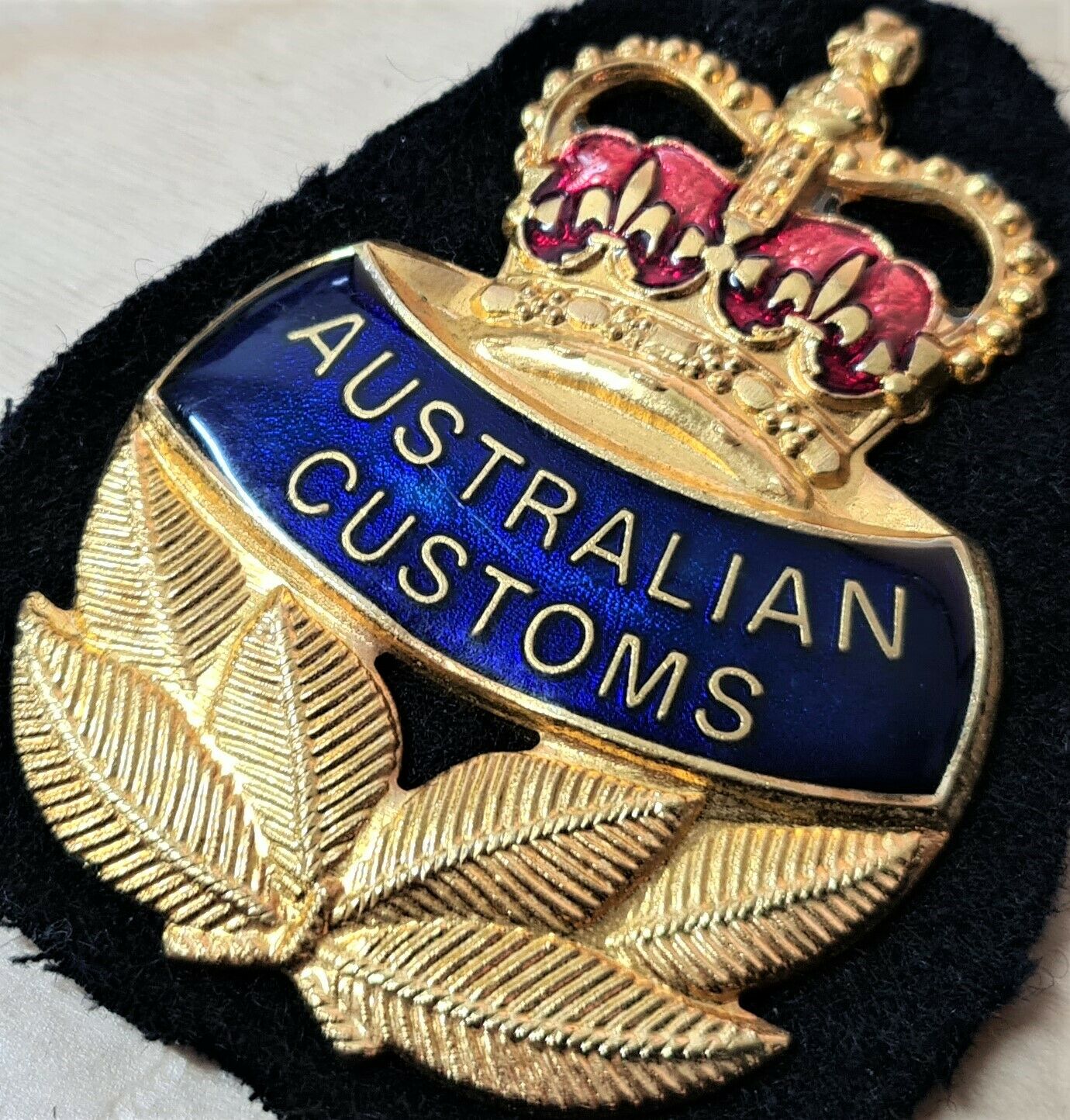 OBSOLETE AUSTRALIAN CUSTOMS UNIFORM CAP UNIFORM BADGE 1980’S JB