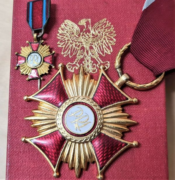 POST WW2 1950'S ISSUE POLAND CROSS OF MERIT IN GOLD MEDAL, WITH CASE & MINIATURE