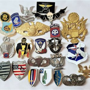 WW2 & VIETNAM WAR ERA US LOT OF BADGES, INSIGNIA DISTINCTIVE INSIGNIA 25 PIECES
