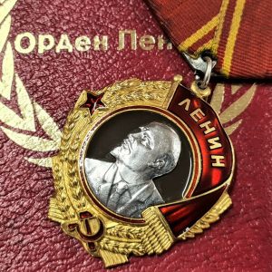 POST WW2 ORDER OF LENIN MEDAL IN CASE #179324 TYPE 5 VARIATION 1 RARE