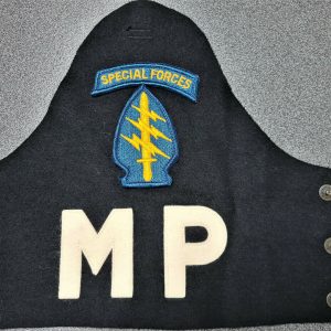 VINTAGE US ARMY SPECIAL FORCES MILITARY POLICE UNIFORM BRASSARD PACTHES VIETNAM
