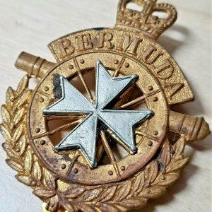 POST WW2 VINTAGE BERMUDA ARTILLERY UNIFORM CAP BADGE